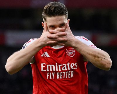 Gyökeres double keeps Arsenal on title track in stroll past sloppy Sunderland