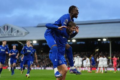 Everton stage late comeback to stun Fulham