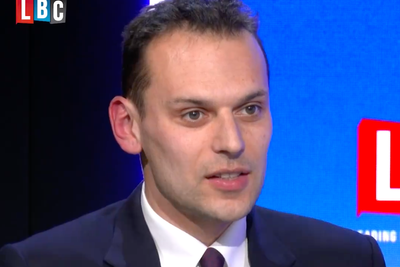 Cabinet minister accused of hiring PR agency to investigate journalists’ sources