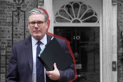 Starmer won't quit, says No10 as he loses grip on power with media chief resigning in Mandelson scandal