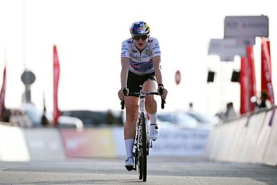 'I really put myself through it' - Zoe Bäckstedt loses the UAE Tour white jersey but impresses on the brutal slopes of Jebel Hafeet