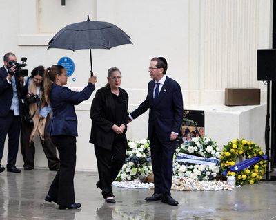 Afternoon Update: Israeli president visits Bondi; Taylor expected to challenge for Liberal leadership; and Bad Bunny goes Gaga at the Super Bowl