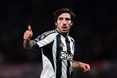 Manchester United add new name to dream midfielder shortlist after Casemiro announcement