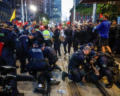 Chris Minns defends police in ‘impossible situation’ after accusations of violence against protesters in Sydney