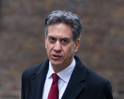 Miliband pledges up to £1bn for community green energy schemes