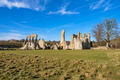 English Heritage to bring ‘bonding benches’ to castles to tackle parental isolation