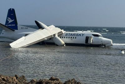 Pilot saves 55 by crash-landing faulty Somali passenger plane into sea