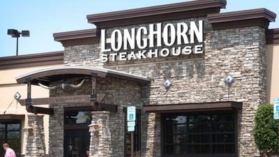 ‘Come on’: Longhorn Steakhouse serves up a chicken salad to a customer so pathetic it makes Olive Garden’s portions look generous