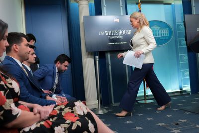 Karoline Leavitt cuts off White House briefing after reporter asks about Commerce chief Lutnick’s Epstein island admission