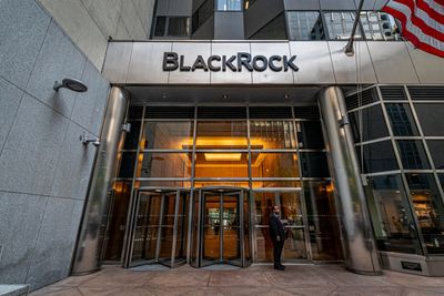 BlackRock offers DeFi trading for the first time, buys Uniswap tokens
