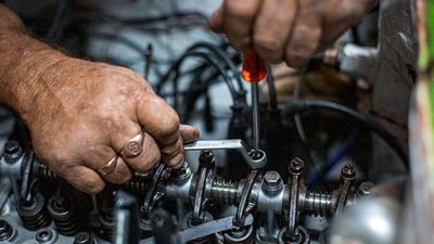 5 auto shops couldn’t fix a common car problem, but the 6th mechanic used a dollar bill and solved it in seconds
