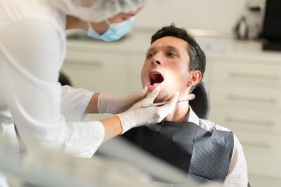 5 Dental Red Flags Women Notice Within the First Five Minutes