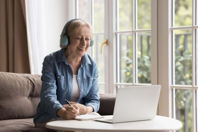 6 ways learning a new language can boost your brain power later in life