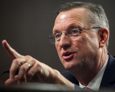 Democrats deride veterans affairs secretary for repeating false claims about Alex Pretti’s killing