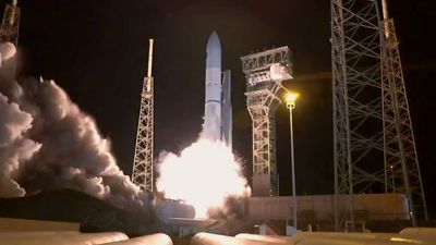 Vulcan Centaur rocket launches 'neighborhood watch' satellites for the US military (video)