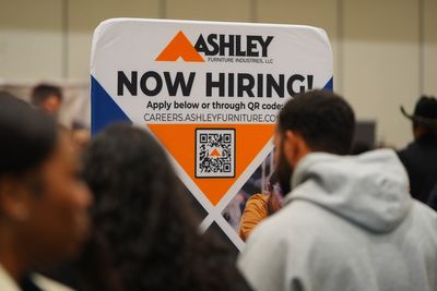 US applications for jobless benefits falls to 227,000 last week, remaining at recent healthy levels