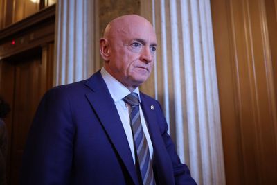 Federal judge blocks Pentagon’s plan to punish Mark Kelly for ‘illegal orders’ video