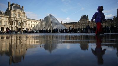 Louvre museum: Police in Paris arrest ten people over major ticket fraud operation