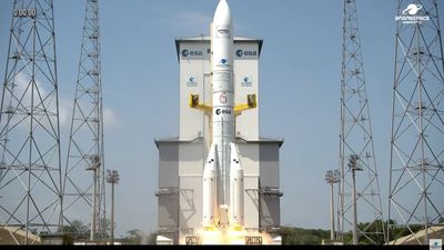 Europe's most powerful rocket launches for 1st time, carrying 32 Amazon internet satellites to orbit (video)