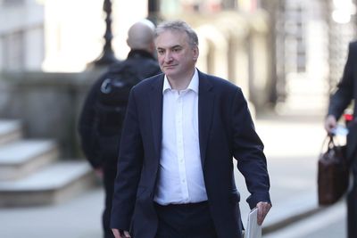 ‘Get a grip’ of No 10 briefings, Starmer told after cabinet secretary forced out