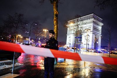 Knifeman shot dead by police near Arc De Triomphe