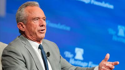 RFK Jr shows he ain’t afraid of germs by announcing he snorted cocaine off of toilet seats