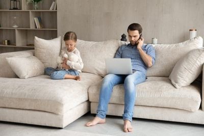 8 Patterns Common in Daughters of Emotionally Distant Dads