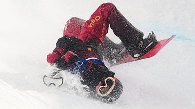 The harder the fall... The most impressive images of the falls at the 2026 Olympic Games
