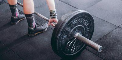 Runners, flat shoes or bare foot – what should I wear to lift weights?