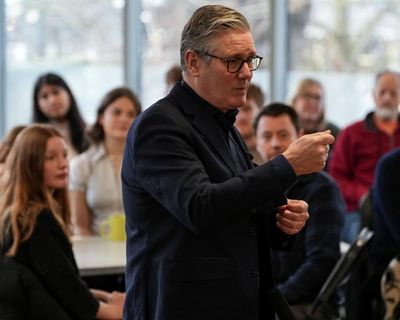 What social media restrictions has Keir Starmer announced?