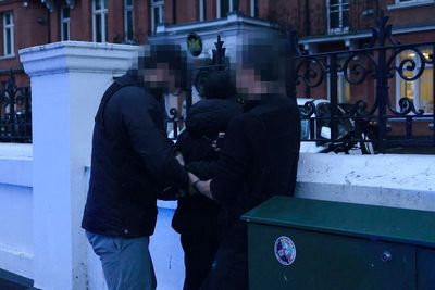 Stop releasing phone thieves who reoffend, Met police chief urges courts