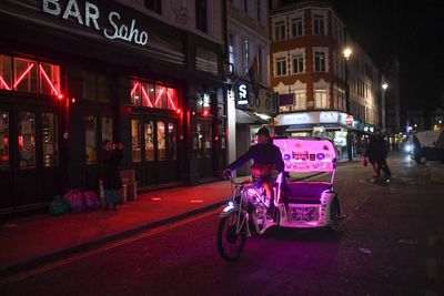 London rickshaw crackdown after tourists ripped off