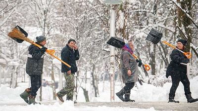 Heavy snowfall blankets Bucharest, transport services disrupted