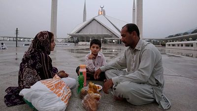 One crescent, many disputes: Why don’t Muslims begin fasting together?
