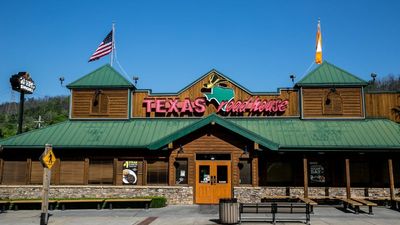 TikToker says Texas Roadhouse hides cameras to watch diners eat, but the restaurant shuts it down
