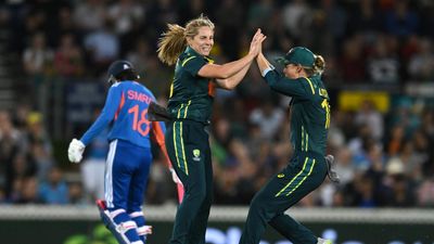 Bowlers, Voll 'fight' as Aussies level India T20 series
