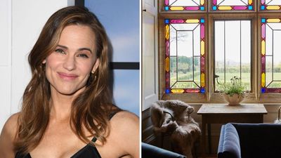 How Jennifer Garner Transforms a Tiny, Unused Corner Into a Cozy Reading Nook – Featuring Stained Glass, Built-in Shelves, and Patterned Bedding