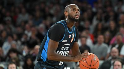 United pip Phoenix in Melbourne derby thriller