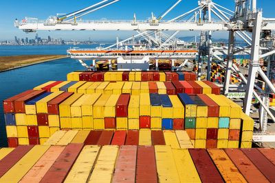 U.S. trade deficit slipped to $901 billion last year amid Trump tariffs