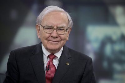 Warren Buffett becomes the latest billionaire media investor: His company just invested $352 million in the New York Times
