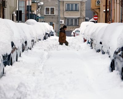 Weather tracker: heavy snow brings transport chaos to Romania