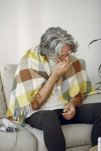 ER Doctors Say More Seniors Are Coming In With This Overlooked Breathing Symptom
