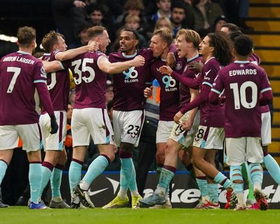 Flemming earns last-gasp draw for Burnley after Chelsea’s Fofana sees red