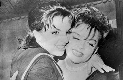 Judy Garland tried to kick Liza Minnelli off stage during London Palladium duet