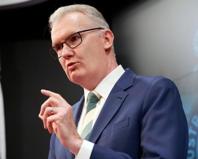 Strong winds overturn boats in Hobart – As it happened