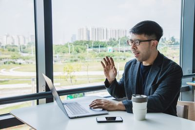 Recruiter reveals broken Zoom interview etiquette: bathrobes, yoga, and outsourcing thinking to AI