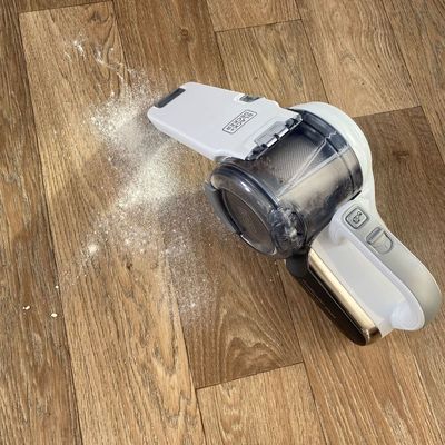 I knew this handheld vacuum cleaner meant business from the moment I started testing – it’s a powerful, compact dust-buster