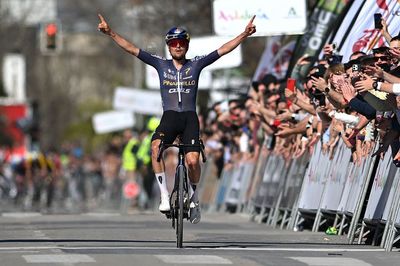 Vuelta a Andalucía: Tom Pidcock descends to final stage win as Iván Romeo holds on for overall
