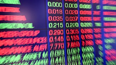 Aussie equities push lower as tariff threat returns