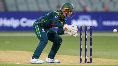 Mooney to take gloves with Healy in field for farewell